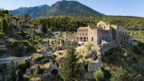 Mystras, la Grecia verde e verticale (e fantasma) che racconta anni di potere, fede e silenzio