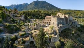 Mystras, la Grecia verde e verticale (e fantasma) che racconta anni di potere, fede e silenzio