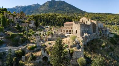 Mystras, la Grecia verde e verticale (e fantasma) che racconta anni di potere, fede e silenzio