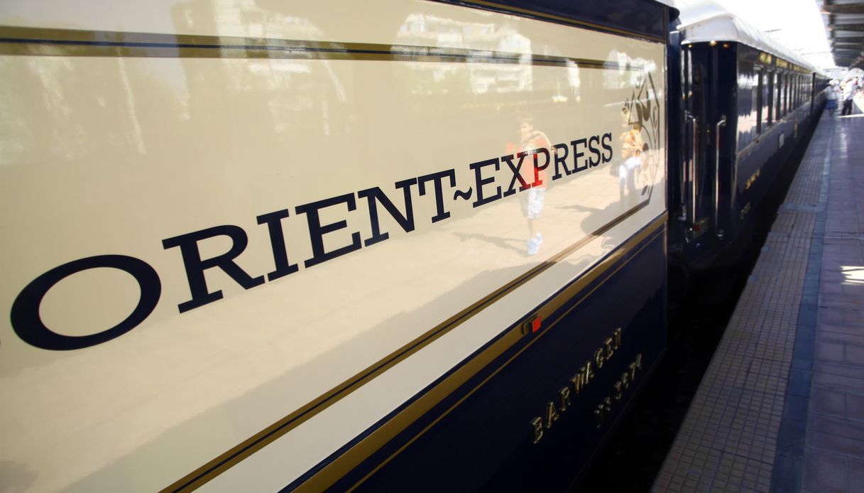Veduta dell'esterno della lussuosa carrozza dell'Orient Express