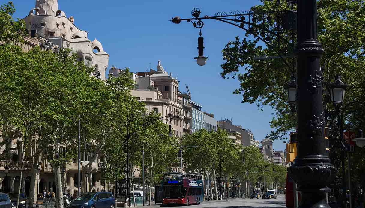 Passeig-de-Gr&agrave;cia-lampioni-modernisti