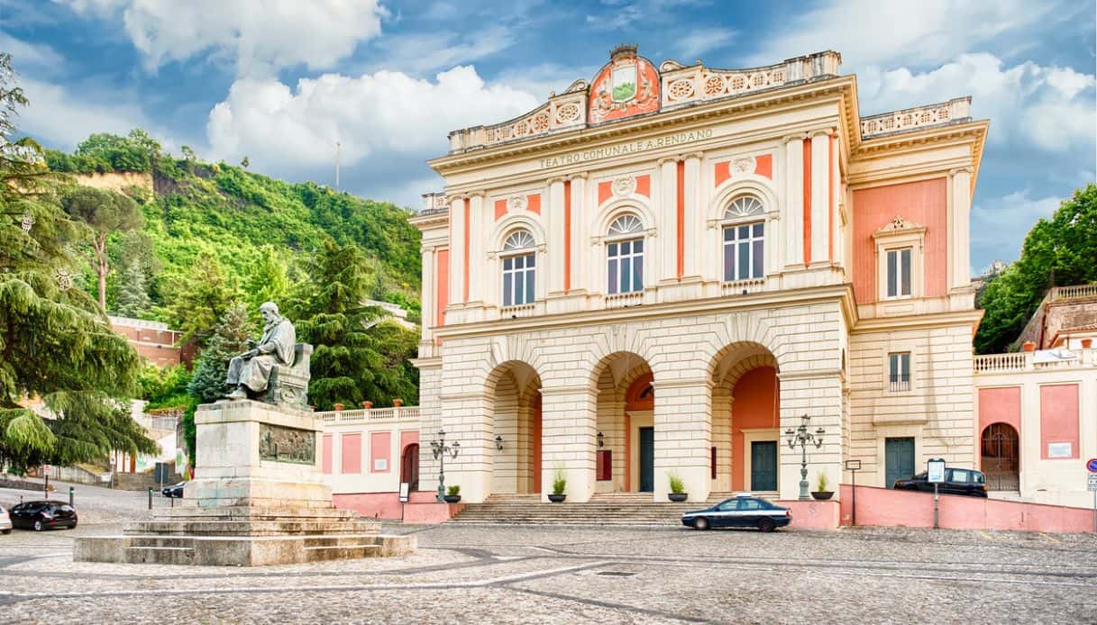 Veduta dell'elegante Teatro Rendano a Cosenza, Calabria