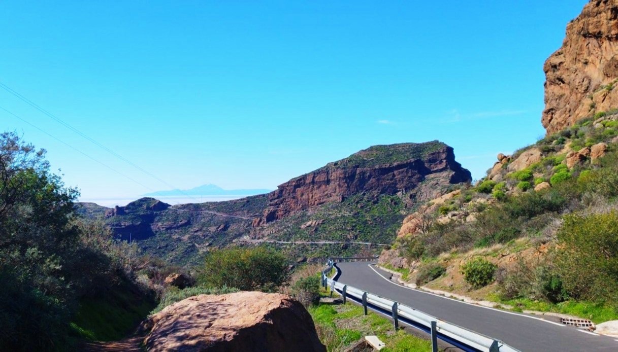 Vista panoramica su Tenerife e la cima del Teide innevata