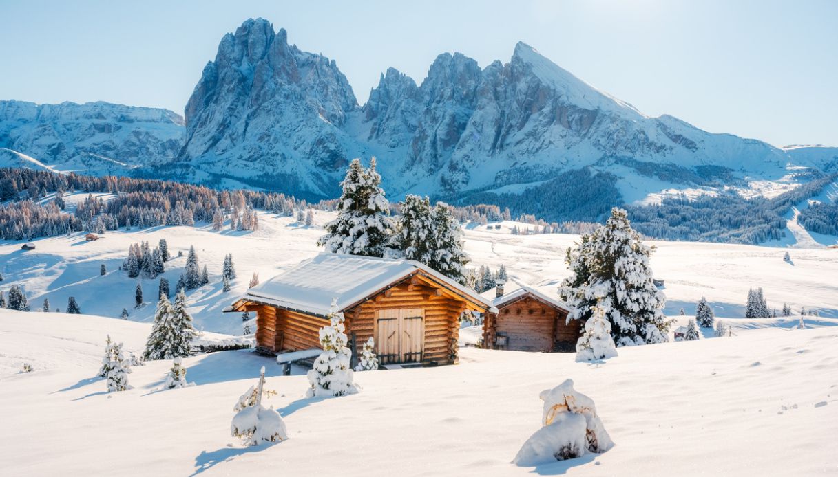 chalet in montagna immerso nella neve, Alpe di Siusi
