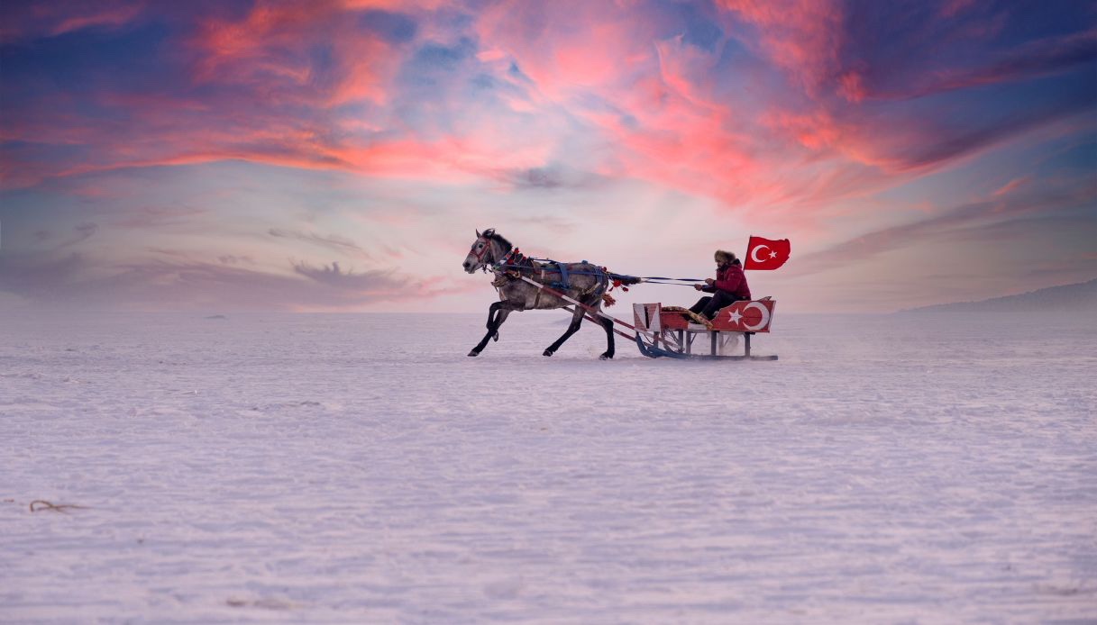 Slitta con cavallo sul lago ghiacciato a Kars
