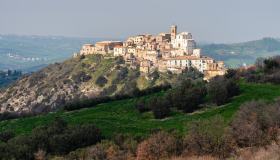 Altino, affascinante borgo di pietra sotto lo sguardo del Monte Pallano