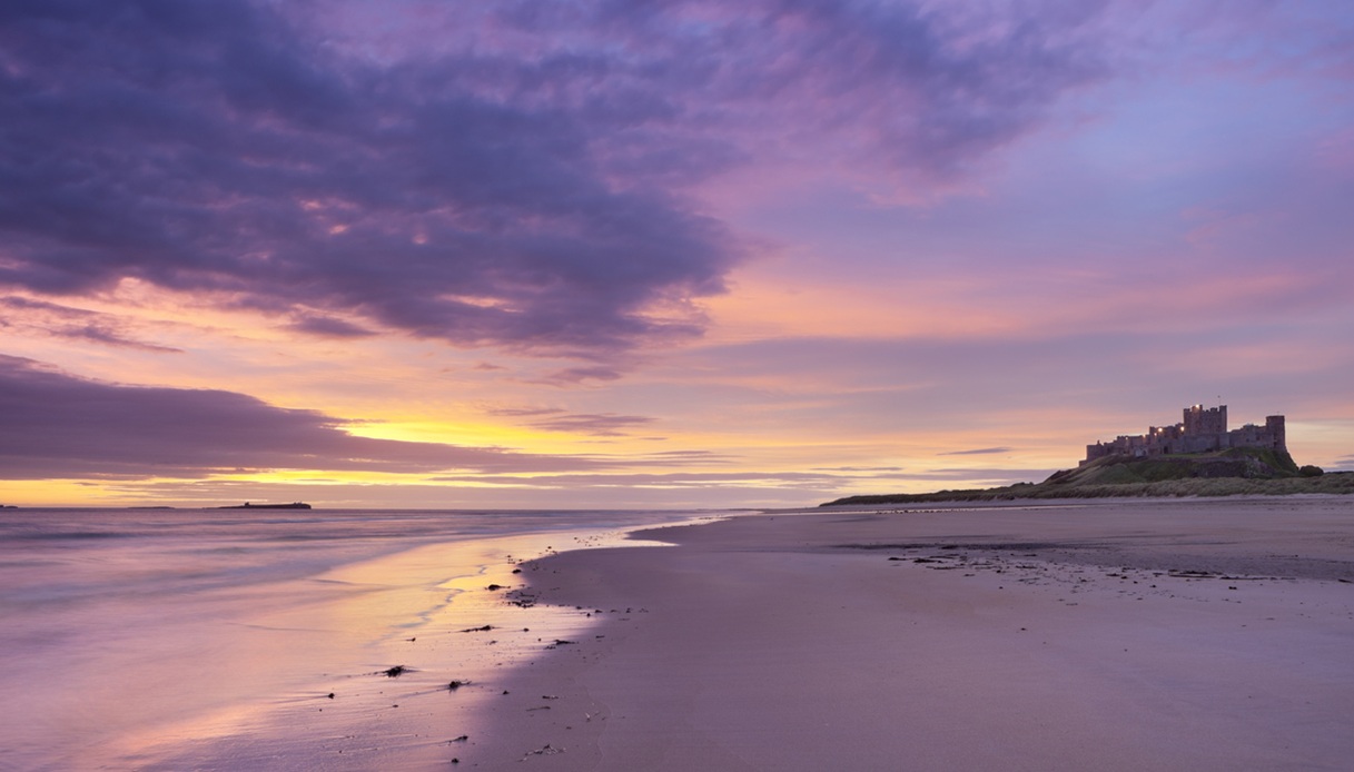 Bamburgh Beach con il suo castello