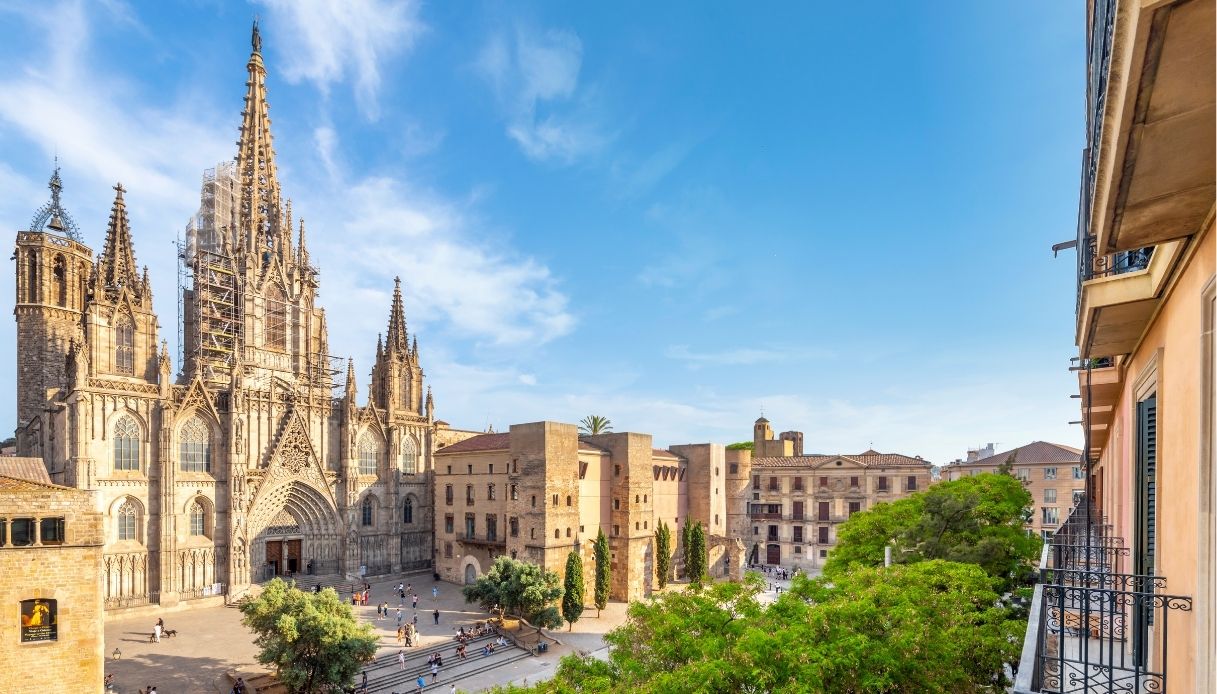 Santa Eulalia e la piazza nel quartiere El Born di Barcellona