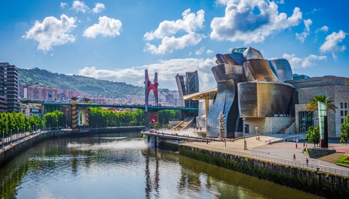 Museo Guggenheim e Arcos Rojos sul ponte La Salve a Bilbao