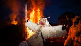 I Carnevali più strani al mondo, dal Giappone alla Colombia, riti antichi e ancora partecipati