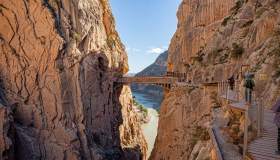Un nastro di roccia e vertigine tra le gole dell’Andalusia: l’incredibile Caminito del Rey