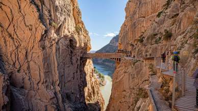 Un nastro di roccia e vertigine tra le gole dell’Andalusia: l’incredibile Caminito del Rey