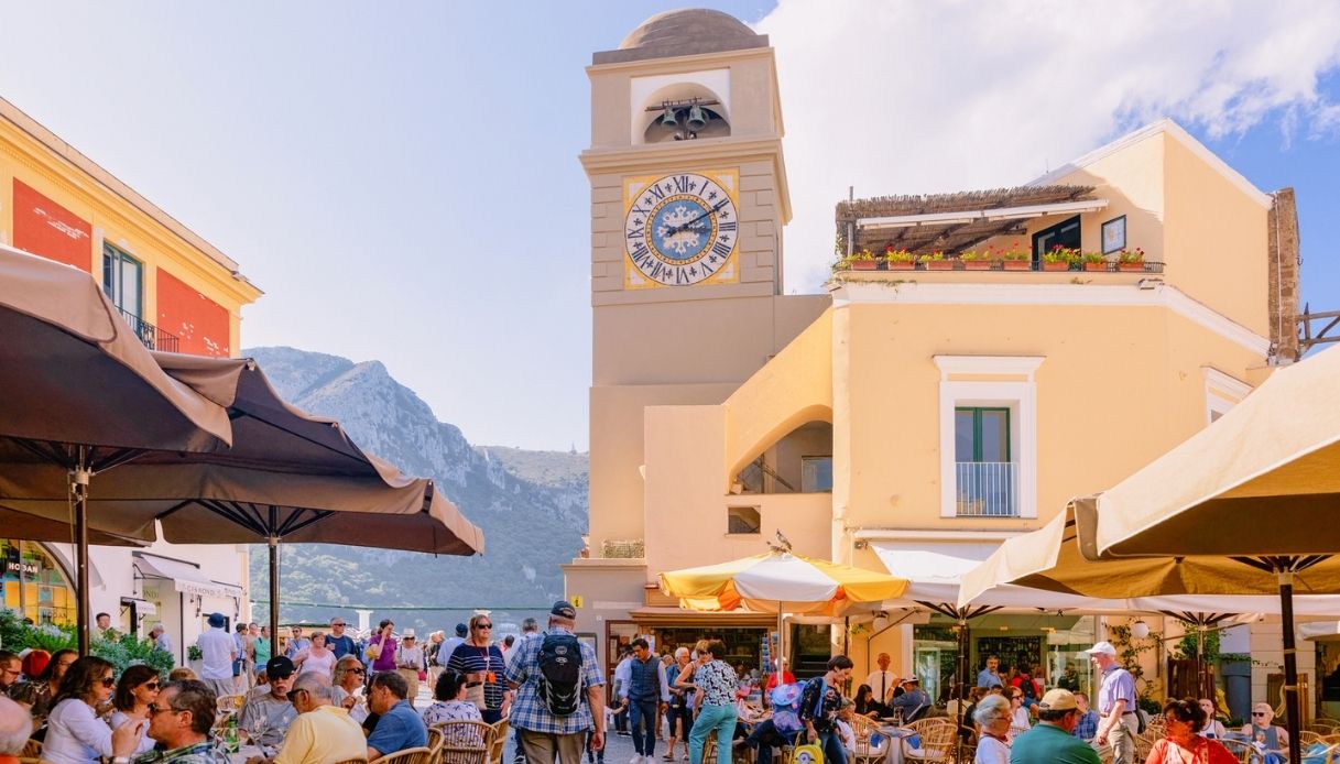 Capri, piazza principale piena di turisti