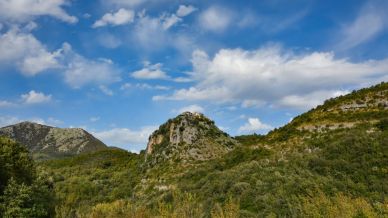 Castel di Sasso, il borgo arroccato che guarda fino a Ischia