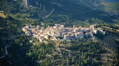 Viaggio a Castelletta, il borgo tra pietra antica e creste selvatiche
