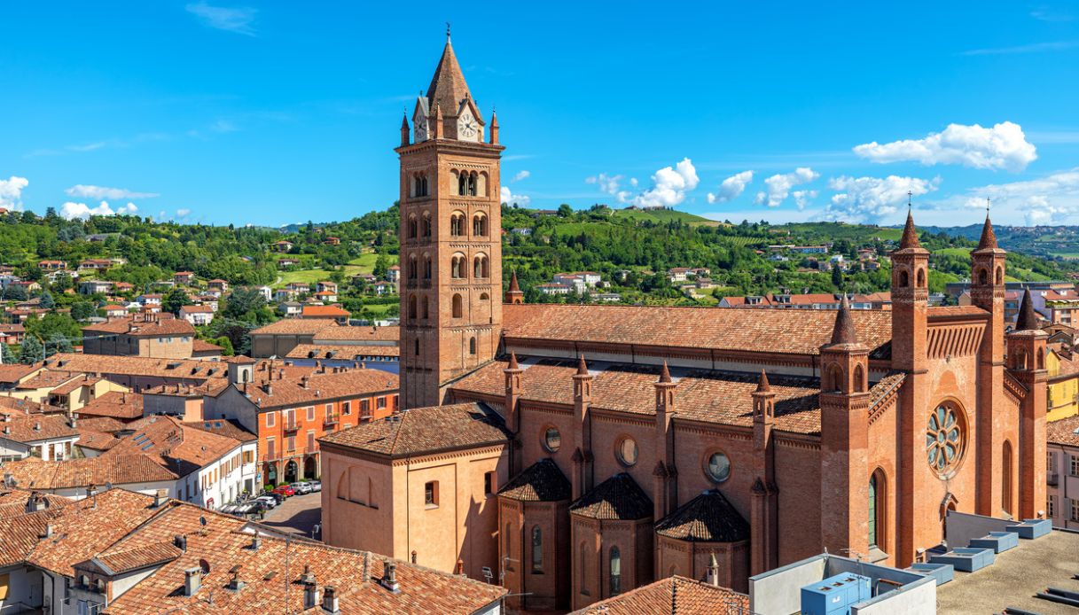 Veduta della Cattedrale di San Lorenzo ad Alba, Piemonte