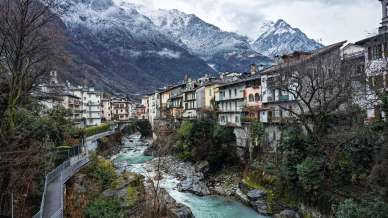 Il Guardian scopre Chiavenna, il borgo segreto dei crotti scavati nella roccia