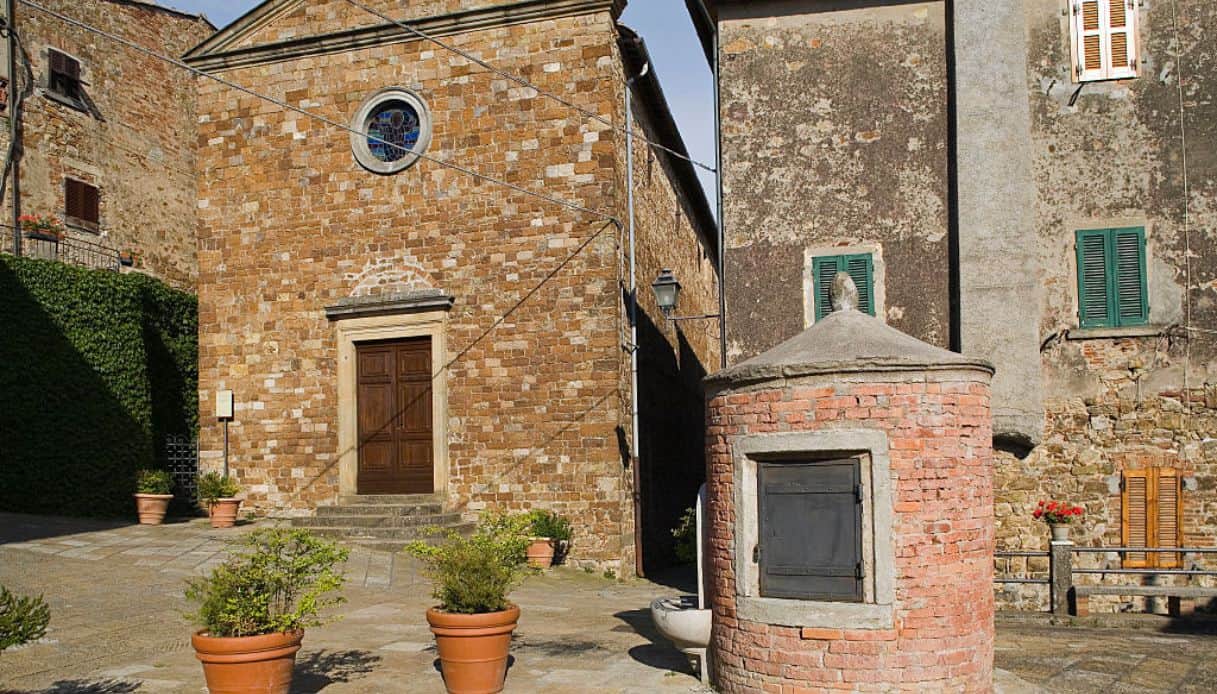 Chiesa dell'Assunta e antica cisterna a Tatti, Grosseto, Toscana