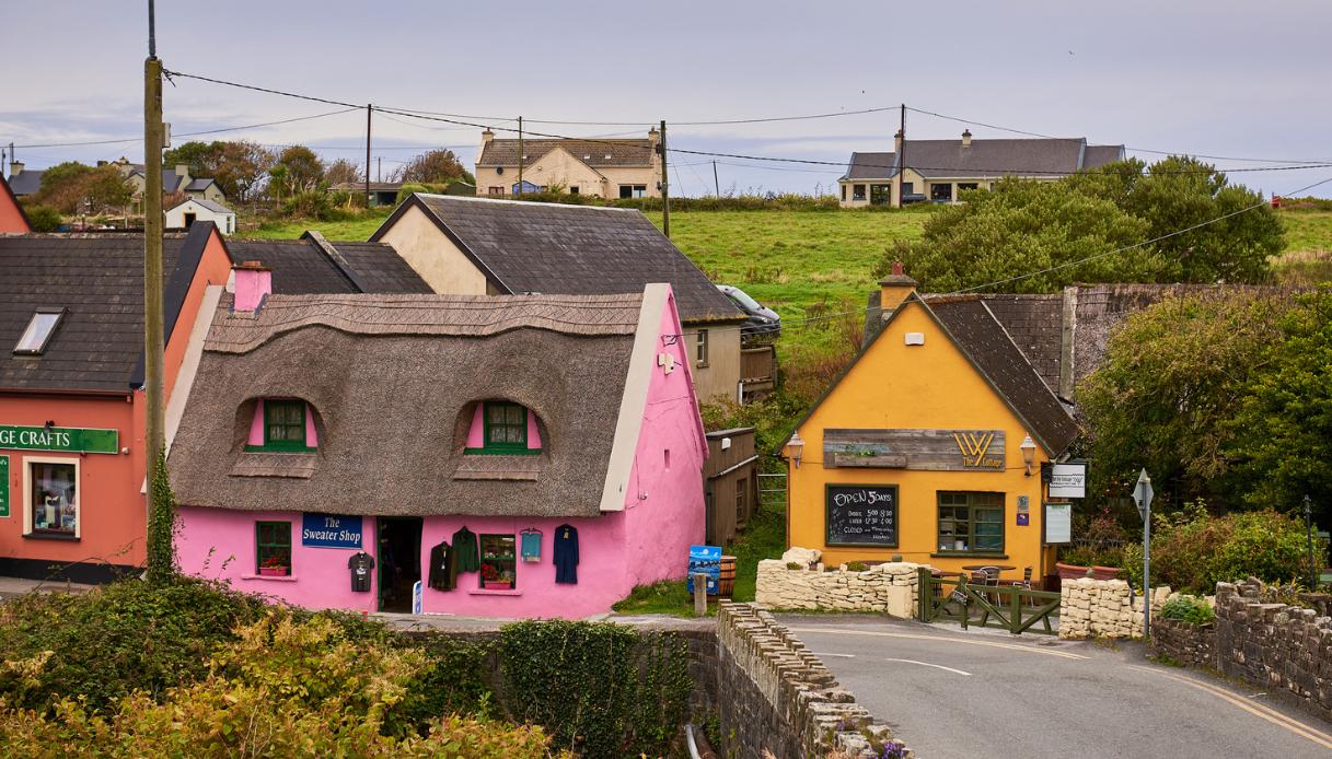 Doolin, tra Atlantico e pietra antica: viaggio nel borgo colorato che suona al ritmo del vento