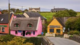 Doolin, tra Atlantico e pietra antica: viaggio nel borgo colorato che suona al ritmo del vento