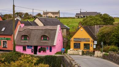 Doolin, tra Atlantico e pietra antica: viaggio nel borgo colorato che suona al ritmo del vento
