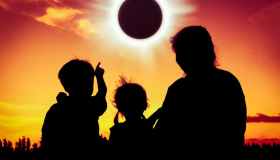 Tutti vogliono vedere l’eclissi del secolo: è record di prenotazioni in queste mete