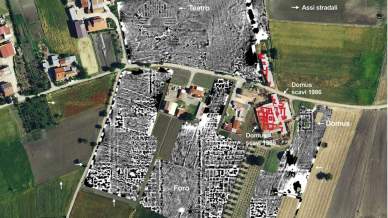 Scoperti foro e teatro lungo la Via Appia, i droni individuano un’antica città romana