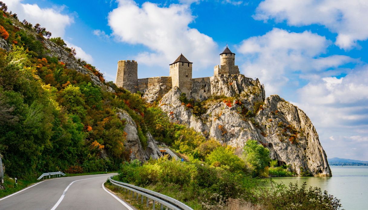 Fortezza medievale di Golubac che si erge sopra la gola del Danubio in Serbia