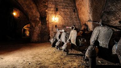 Discesa nell’abisso tra carrozze dimenticate e rifugi bellici: alla scoperta della Galleria Borbonica