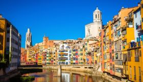 Cosa vedere a Girona, l’altra città della Catalogna dalle mille case colorate affacciate sul fiume