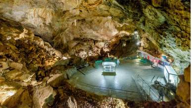 Le affascinanti profondità della Grotta di Bossea, tra labirinti d’acqua e cattedrali di roccia