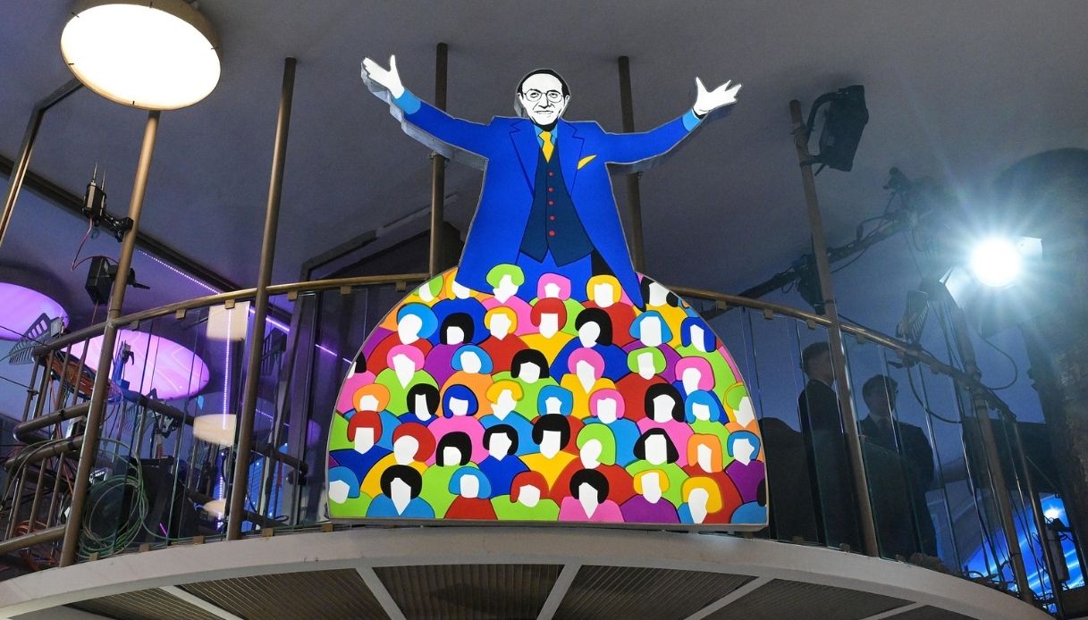 La statua luminosa di Baudo all'Ariston