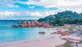 L’isola sarda di Budelli torna alla natura, sarà abbattuta Casa Morandi, l’ultima traccia dell’uomo