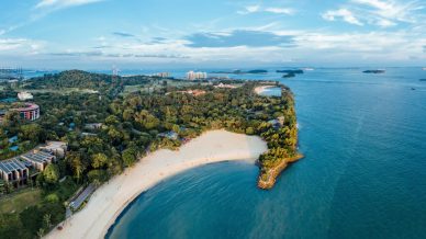 Le isole di Singapore, tra quarantene coloniali, spiagge caraibiche e leggende che odorano di sale