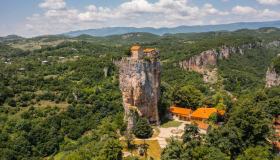 Katskhi Pillar, il dito di pietra che solletica il cielo: un eremo che sfida la gravità e interroga la fede
