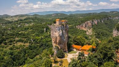 Katskhi Pillar, il dito di pietra che solletica il cielo: un eremo che sfida la gravità e interroga la fede