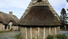 Pietre blu e tetti di paglia: Kerascoët, il villaggio bretone che sembra uscito da una leggenda