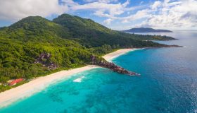 La Digue, perla granitica delle Seychelles: è l’isola che rallenta il tempo e raddrizza lo sguardo