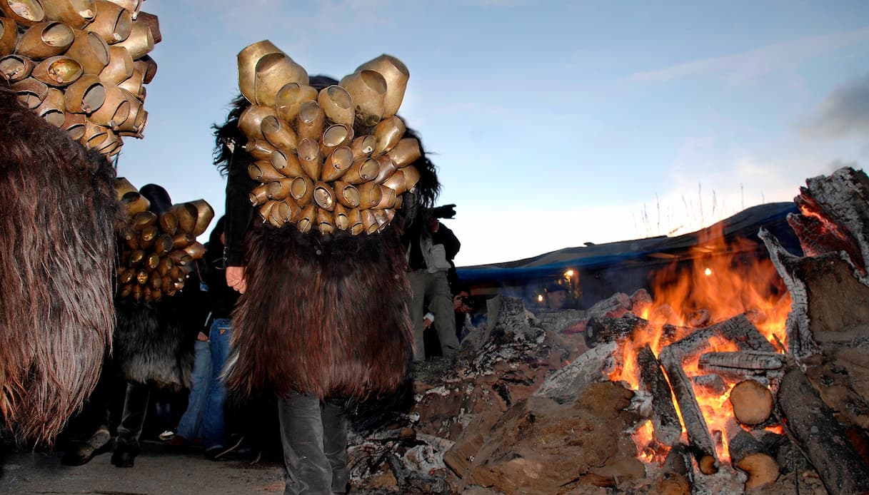 Carnevale in Sardegna 2026, viaggio nell’anima arcaica dell’isola tra maschere, cavalli e riti di fuoco