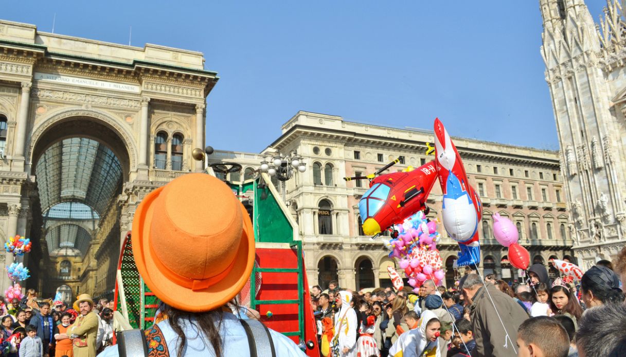 Folla che guarda lo spettacolo circense durante la celebrazione del Carnevale in Piazza Duomo a Milano