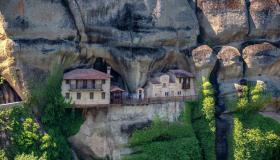 Un rifugio segreto tra i pinnacoli: viaggio al Monastero di Ypapanti, luogo selvaggio e silenzioso