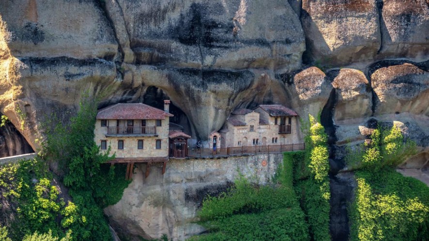 Un rifugio segreto tra i pinnacoli: viaggio al Monastero di Ypapanti, luogo selvaggio e silenzioso
