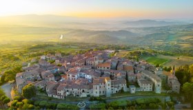 Balcone di pietra tra le nuvole: Monte Castello di Vibio, il borgo che ha scelto la misura dell’anima