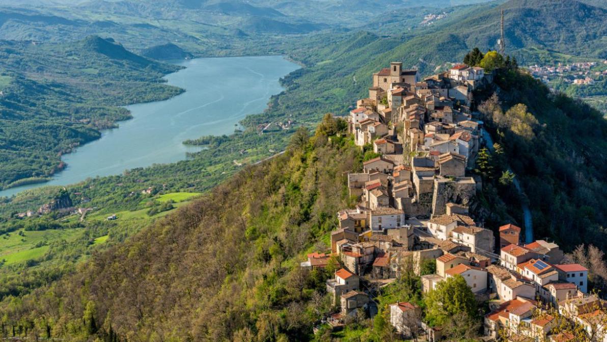 Monteferrante in Abruzzo, borgo minuscolo appollaiato su una terrazza rocciosa