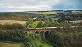 Il viaggio in treno esclusivo a bordo della carrozza da Sogno di una notte di mezza estate