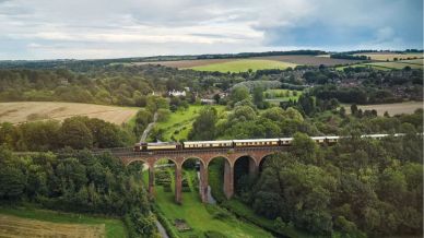 Il viaggio in treno esclusivo a bordo della carrozza da Sogno di una notte di mezza estate