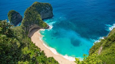 Tra scogliere giurassiche e antichi silenzi spirituali: Nusa Penida, l’isola che costringe a rallentare