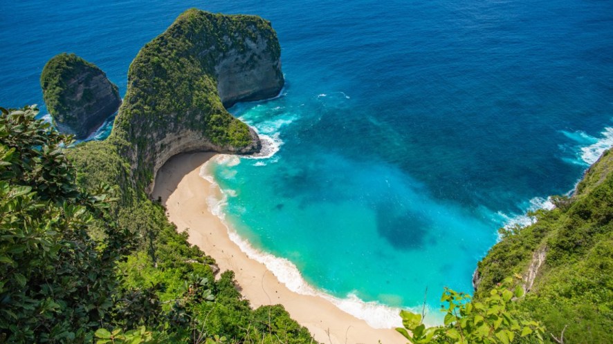 Tra scogliere giurassiche e antichi silenzi spirituali: Nusa Penida, l’isola che costringe a rallentare