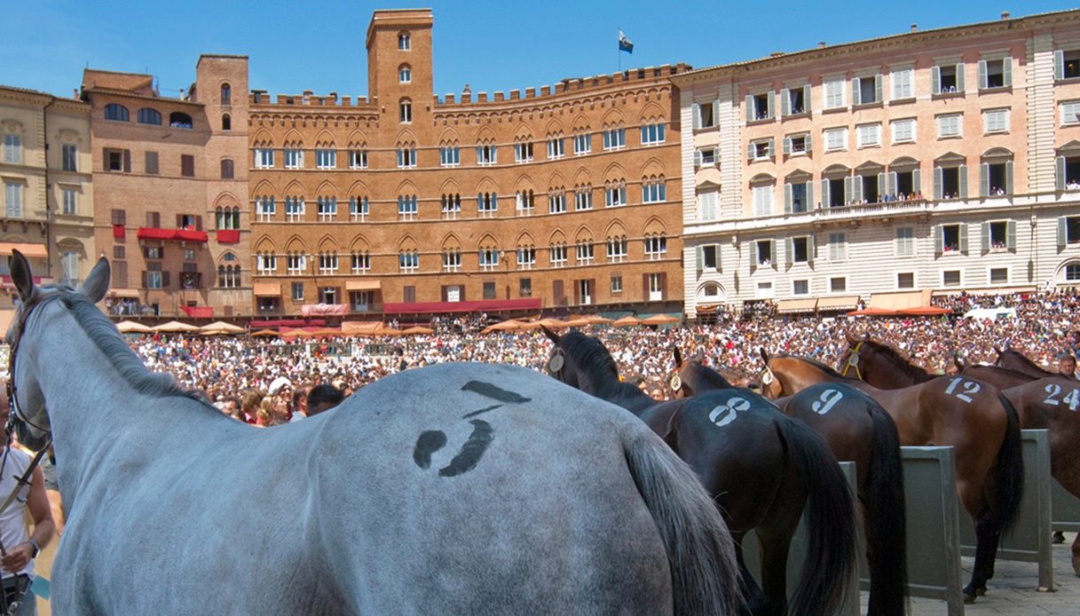 Palazzo Chigi Zondadari affacciato sul Palio di Siena