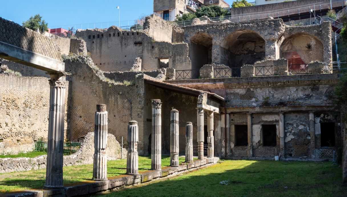 Veduta del cortile della Palestra nell'antica Ercolano, Campania